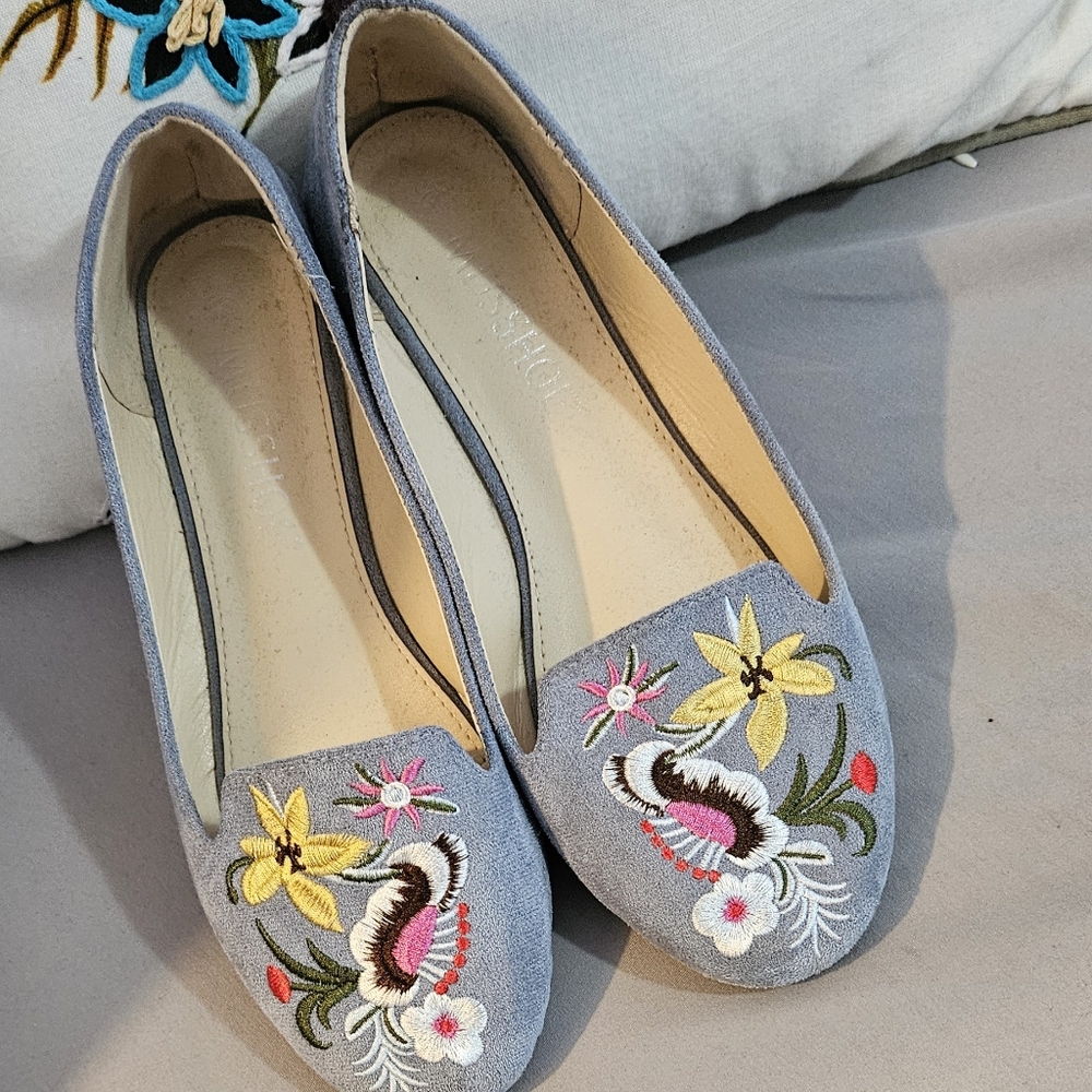 Gorgeous Adorable grey suede floral embroidered shoes flats